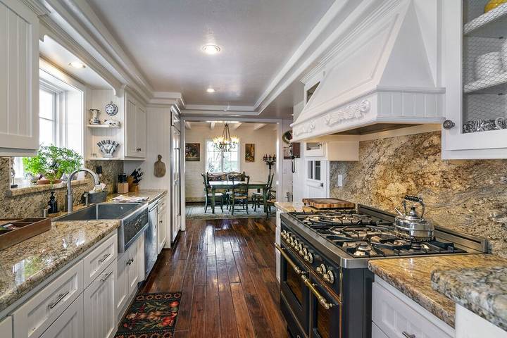 Vacation rental for 8 people, with terrace and yard as well as hot tub, with pets in Lake Cachuma