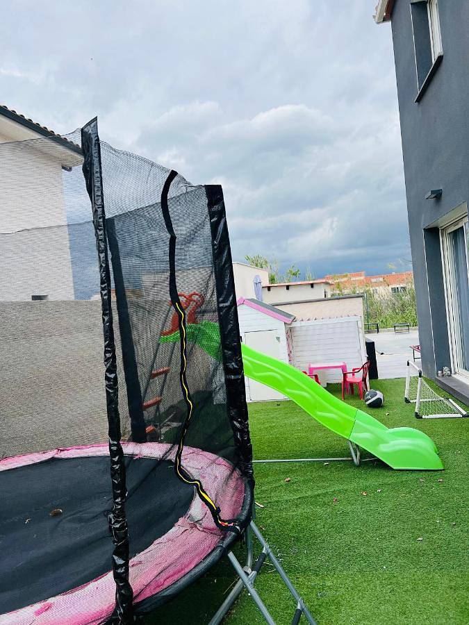 Location de vacances pour 6 personnes, avec terrasse et jardin ainsi que vue et piscine à Brouilla - 4