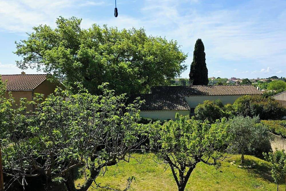 Charming Provencal villa with terrace and garden, near Avignon, Mont Ventoux in Carpentras, Vaucluse