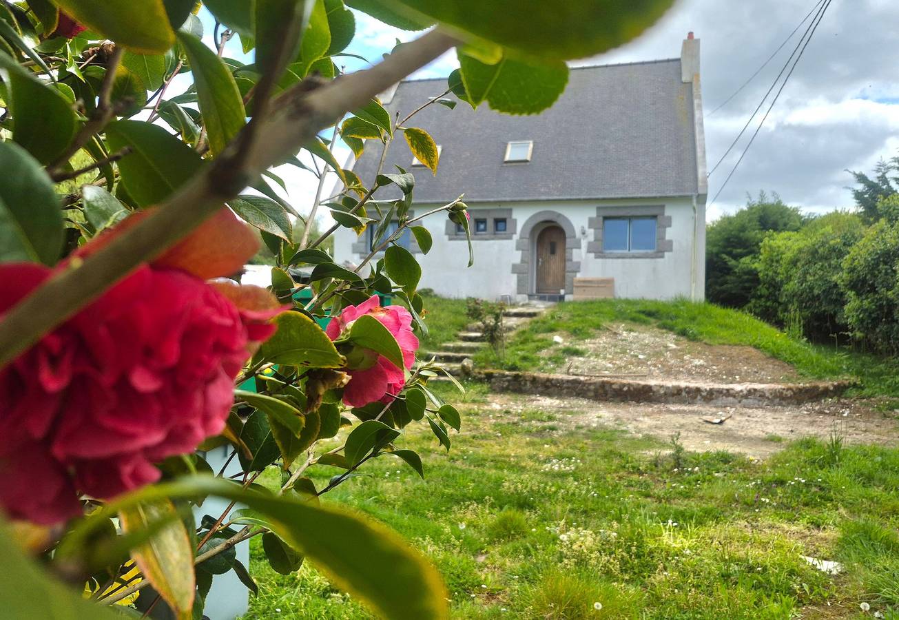 Maison Familiale « Kernevez » : Proche Mer, vue dégagée à l'étage, Terrasse Privée et Jardin in Trébeurden, Côte de Granit Rose