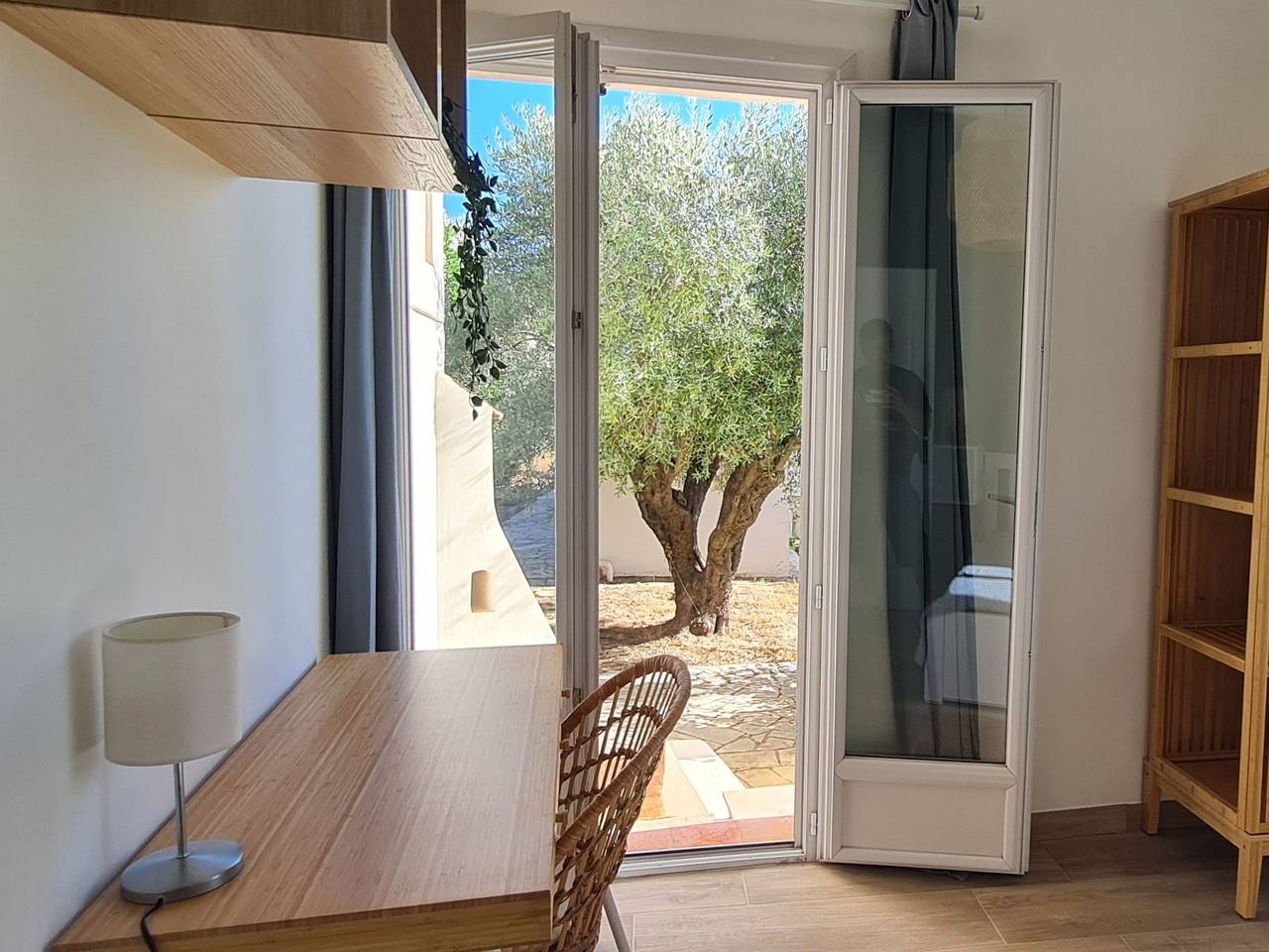 Im Herzen der Weinberge, schattige Terrasse umgeben von Grün, Pool in Le Pradet, Region de Toulon