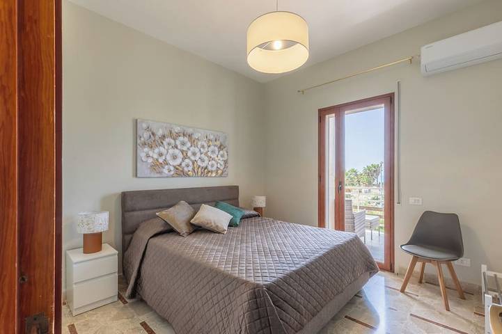 House with beachfront garden 5 minutes from the Valley of the Temples. in Spiaggia di San Leone Libera Accessibile, Agrigento