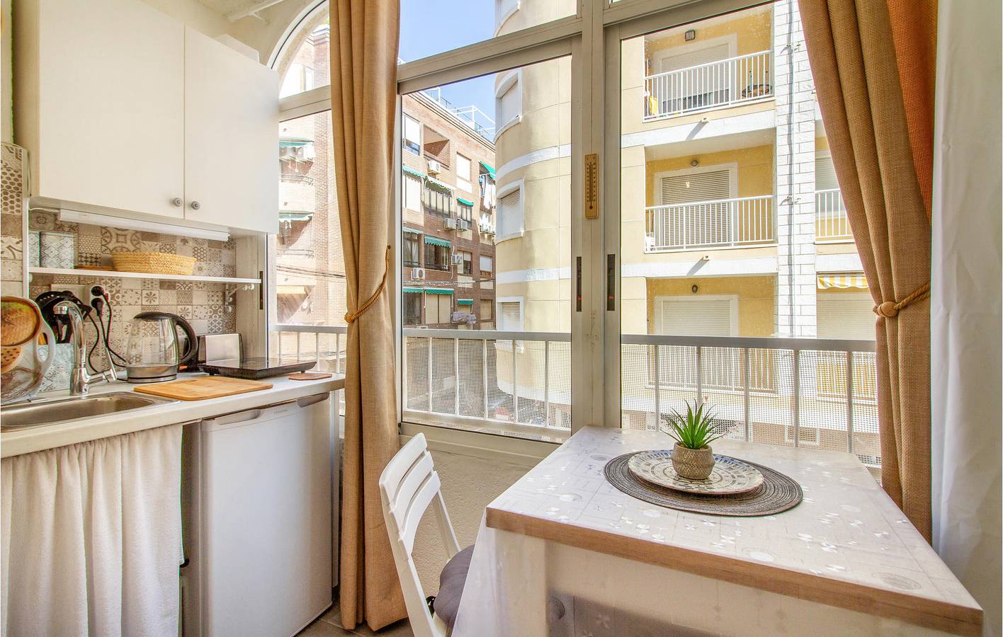 Entire holiday apartment, Beachside Apartment with AC & Terrace in Torrevieja Centre, Torrevieja