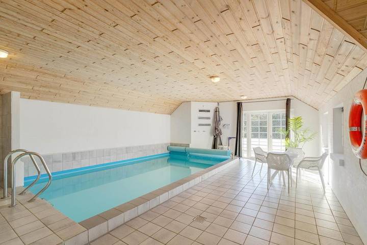 Beautiful pool house for 8 people and 2 dogs in Søndervig, Holmsland Klit
