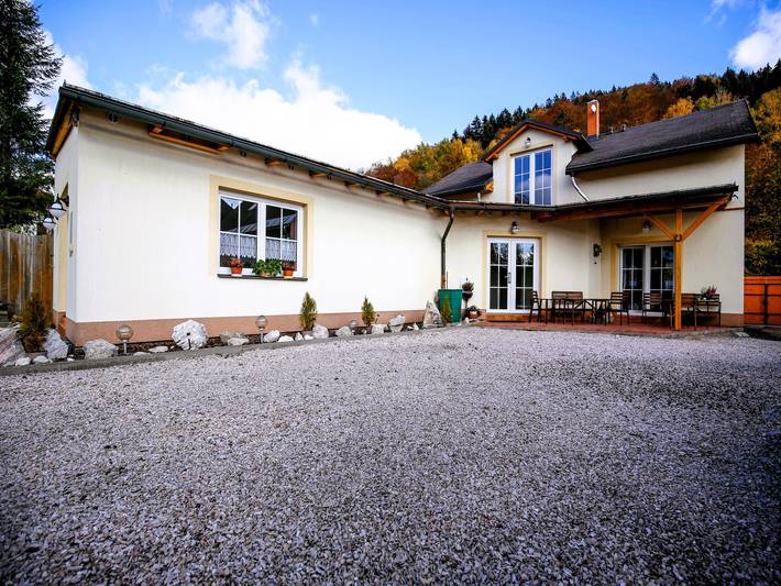 Vakantiehuis voor 14 personen, with zwembad and tuin as well as terras, kindvriendelijk in het Reuzengebergte