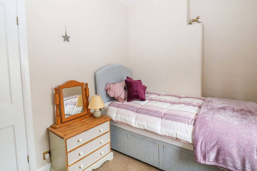 Cutlers Cottage, pet friendly, country holiday cottage in Wirksworth in Wirksworth, Derbyshire