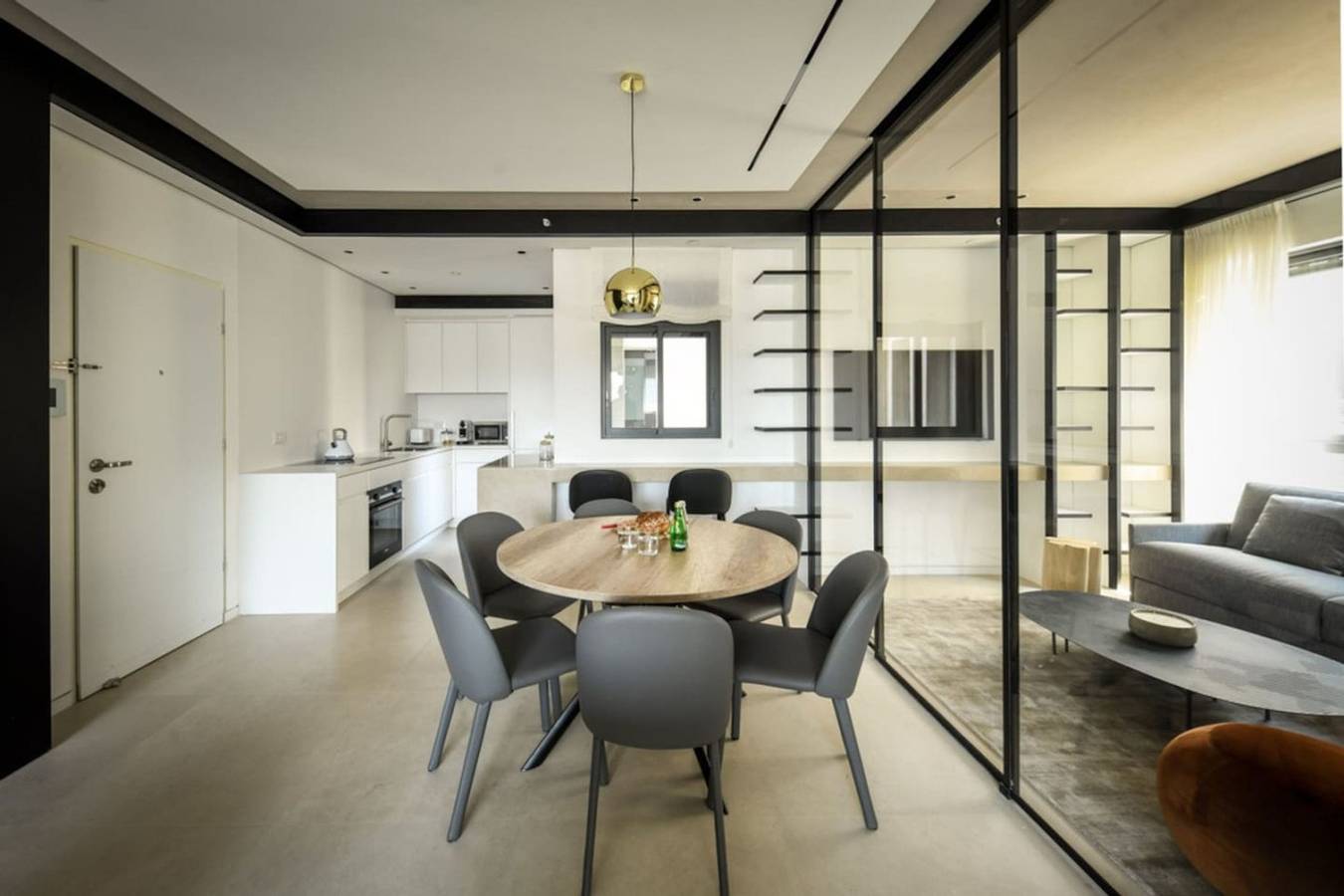 Entire apartment, Modern and Vibrant 1Br apt with Private Balcony in Tel Aviv, Tel Aviv District