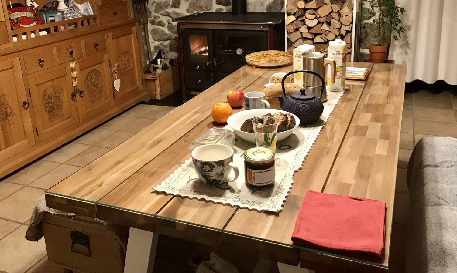 Chambre avec vue sur la montagne, salle de sport, bain à remous et grill près de la rivière in Saint-Laurent-en-Beaumont, Parc national des Écrins