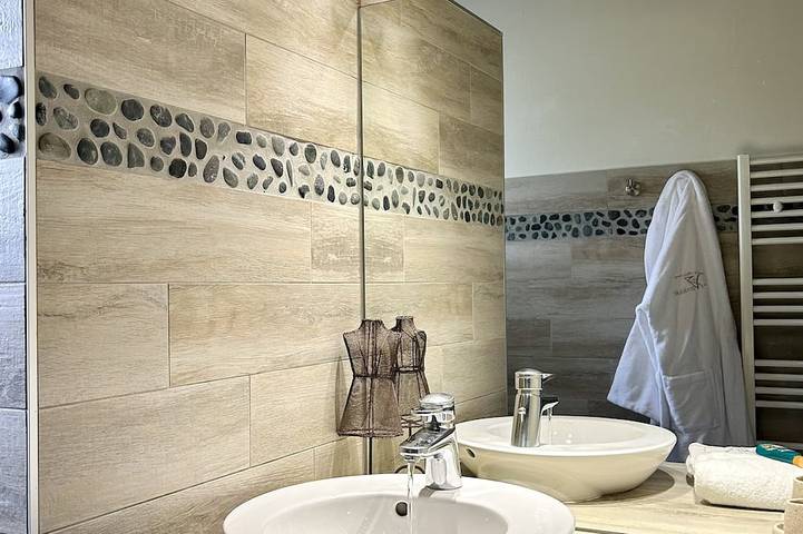 Location de vacances pour 5 personnes, avec piscine ainsi que sauna et jardin, animaux acceptés à Saint-Maurice-d'Ardèche