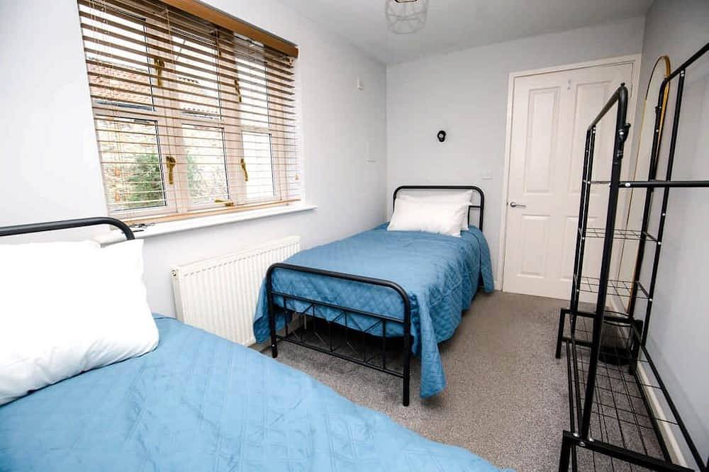 House Sleeps 4 with Parking and Garden in Glastonbury, Somerset