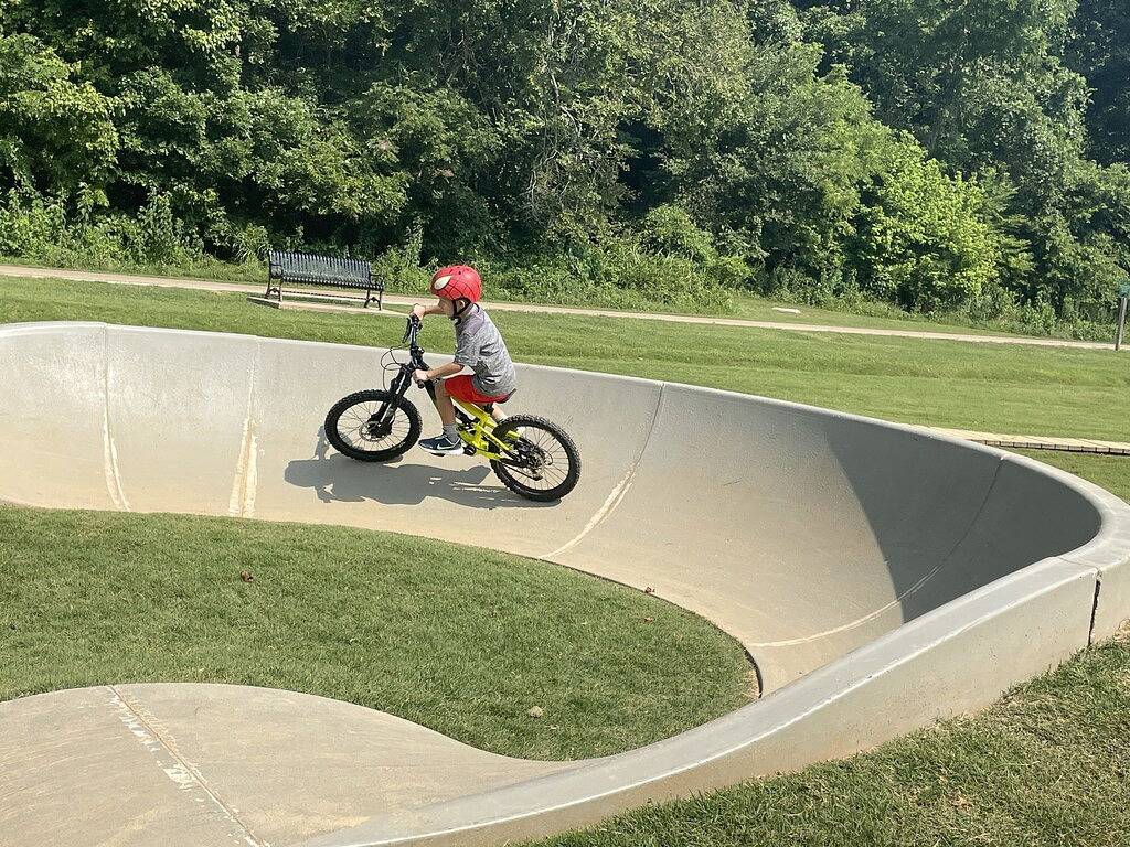 Fall Bentonville Getaway • Hot Tub • Mtb Trails • Dog Friendly in Bentonville, Ozark Mountains