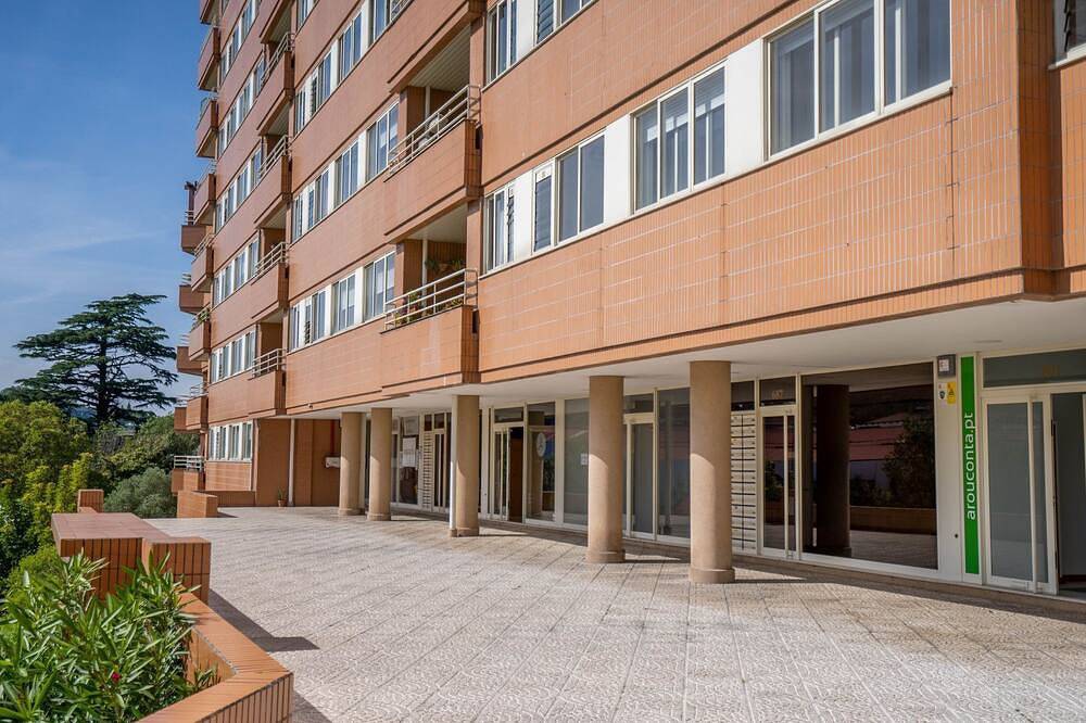 Apartamento inteiro, Infante Cozy 1Br w/ Parking by Lovelystay in Oliveira do Douro, Distrito do Porto