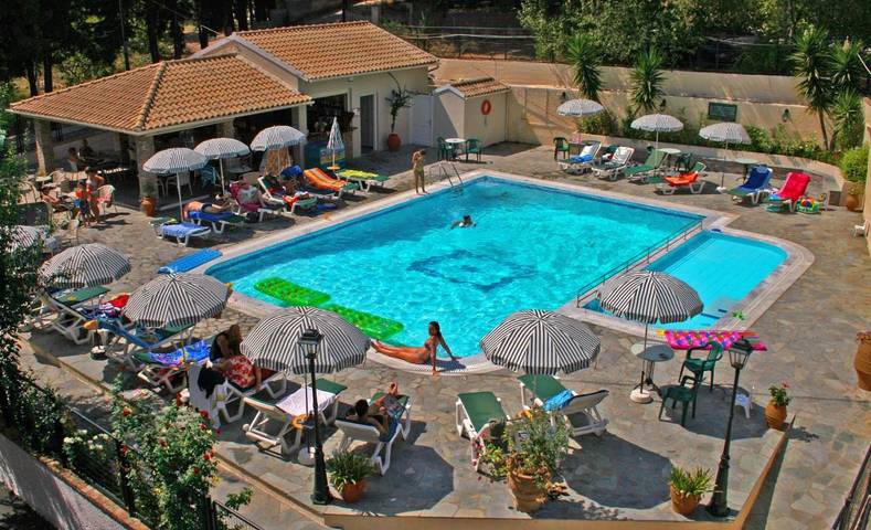 Appart’hôtel pour 4 personnes, avec Terrasse et Jardin ainsi que Bassin pour enfant et Piscine