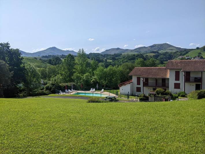Apartamento de vacaciones para 4 personas, con vistas además de piscina y jardín - 1