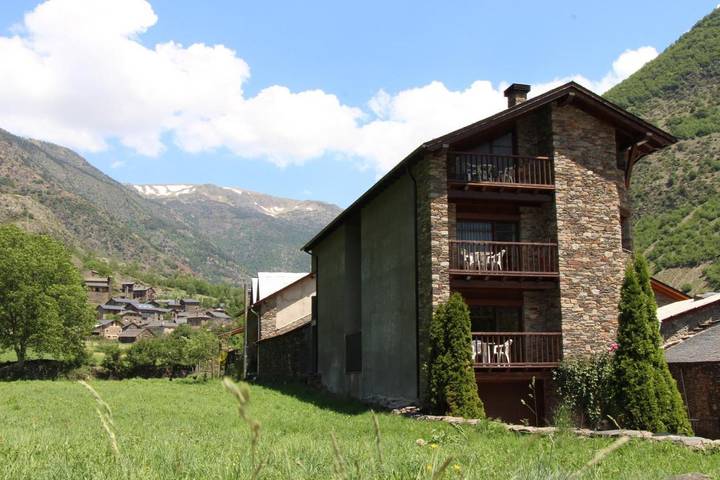 Gîte pour 4 personnes, avec Balcon ainsi que Terrasse et Vue dans Àreu