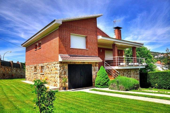 Casa rural para 15 personas, con Balcón y Terraza además de Jardín y Piscina en Becerril de la Sierra