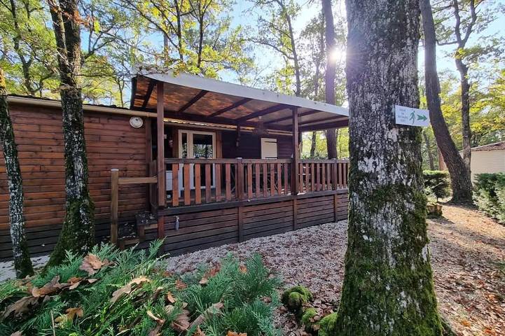 Gîte pour 5 personnes, avec sauna et terrasse ainsi que jacuzzi et piscine à Peyrignac