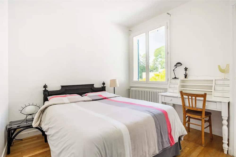 Bright, modern townhouse 20 minutes from central Paris, surrounded by greenery in Maisons-Laffitte, Yvelines