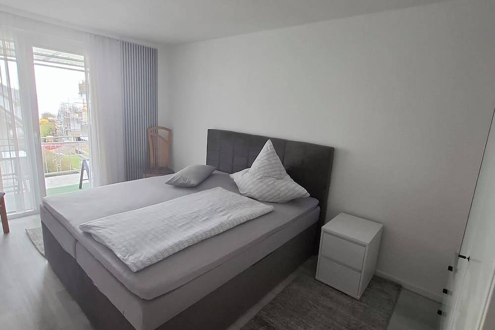 Seesicht & Privatstrand: Moderne Ferienwohnung in Seenähe in Immenstaad, Immenstaad am Bodensee