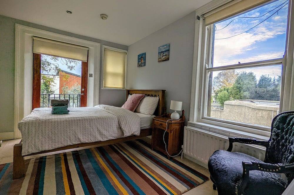Spacious Georgian Period House in Rathgar, Dublin. 4 Bedroom, 3 Bath, Sleeps 9 in Rathgar, Dublin