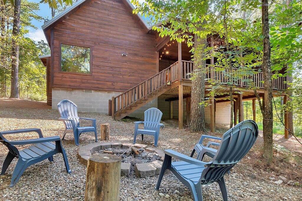 Secluded Cabin Getaway w/Hot Tub & Games in Broken Bow, McCurtain County