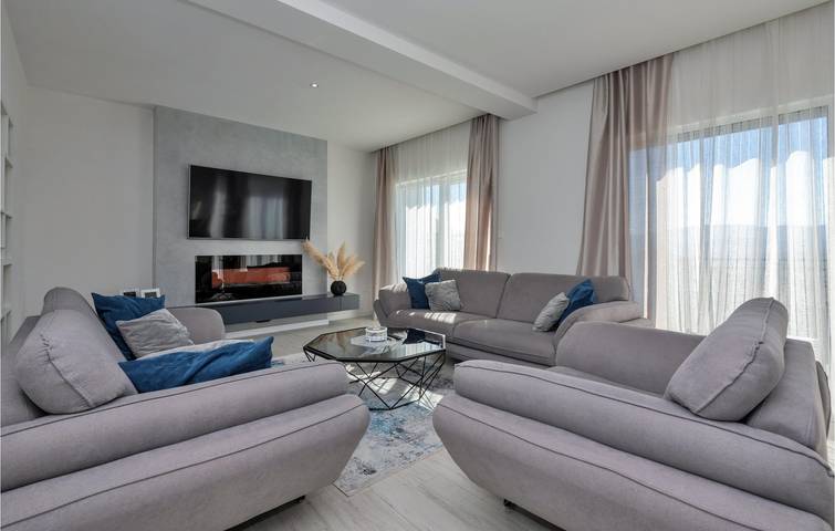 Charmantes Apartment mit Pool und Terrasse in der Nähe der Sehenswürdigkeiten von Imotski in Imotski, Makarska Riviera