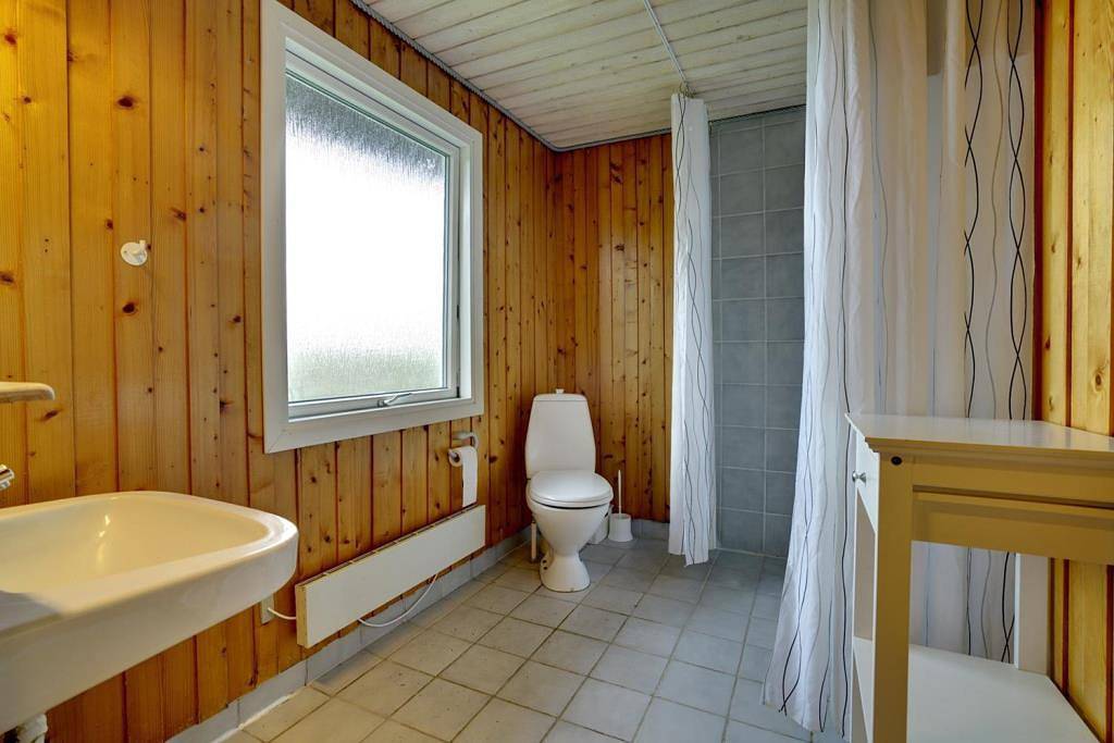Reetgedecktes Ferienhaus mit Garage und kleinem Wintergarten. in Henne, Varde