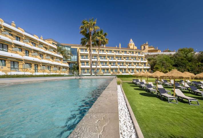 Hôtel pour 3 personnes, avec Terrasse et Jacuzzi ainsi que Jardin et Bassin pour enfant à Jerez de la Frontera