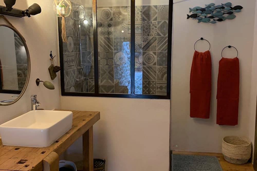 Maison Village Typique et Grand Patio Pour 4 Personnes in Allègre-les-Fumades, Région d'Alès