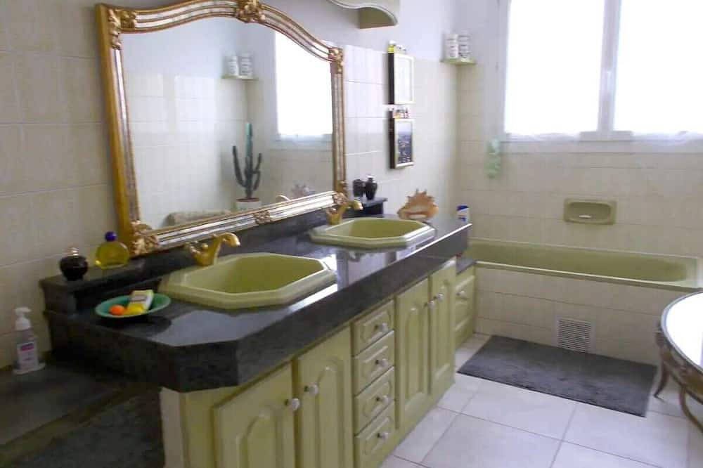 Appartement entier, Appartement de 110 m² Avec Piscine et Grand Jardin in Albi, Région d'Albi