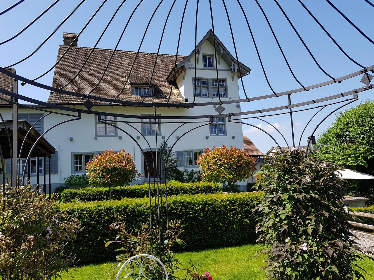 BnB Elsenerhaus - Doppelzimmer Frühling mit Gemeinschaftsbad in Bilten, Glarus Nord