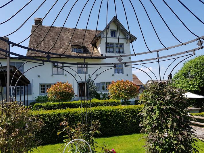 BnB Elsenerhaus - Doppelzimmer Frühling mit Gemeinschaftsbad in Bilten, Glarus Nord