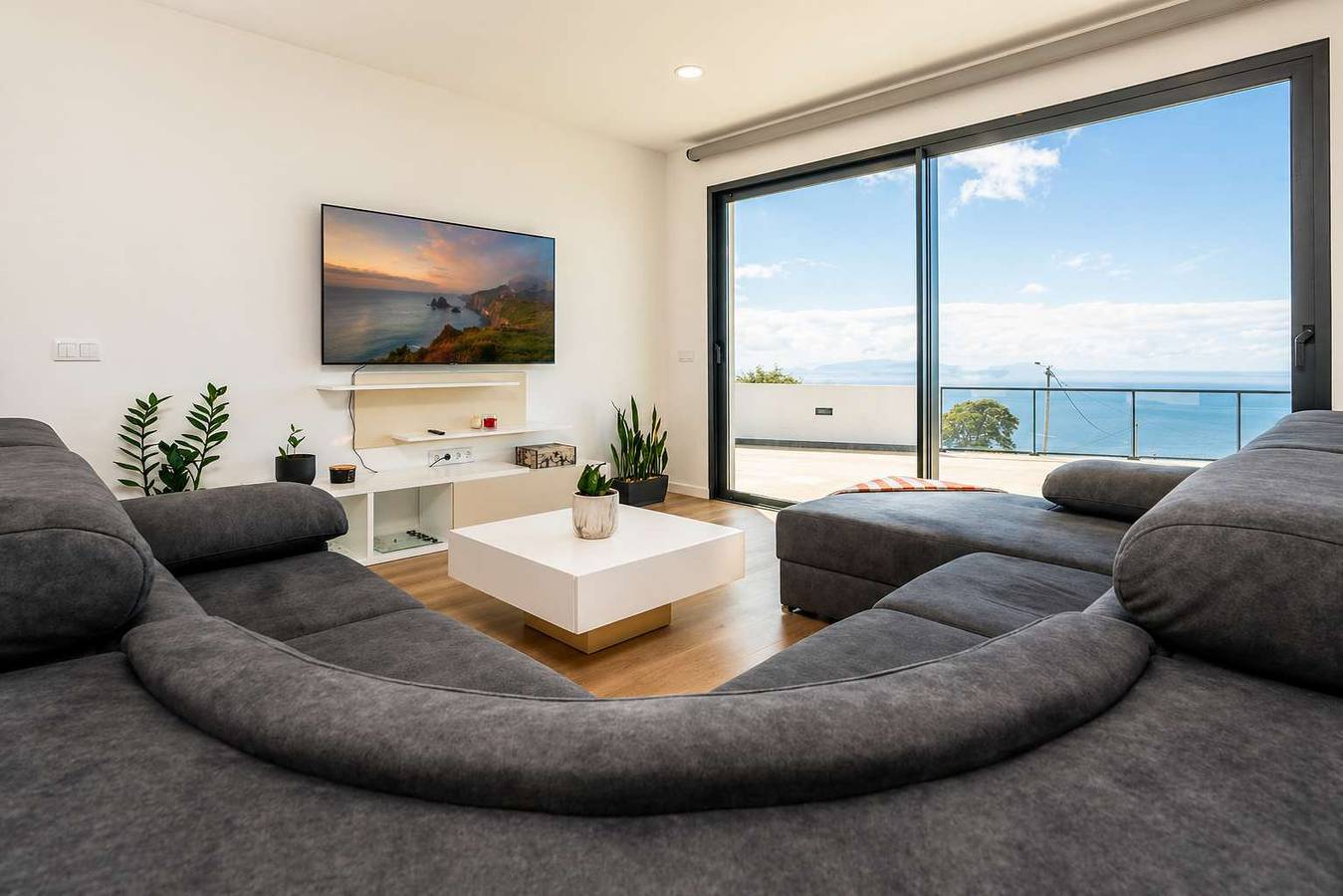 Oceanfront Villa with Breathtaking Sea Views in Santa Cruz (Madeira), Madeira
