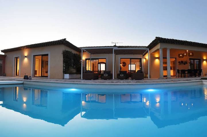 Location de vacances pour 11 personnes, avec balcon et jardin à Domazan