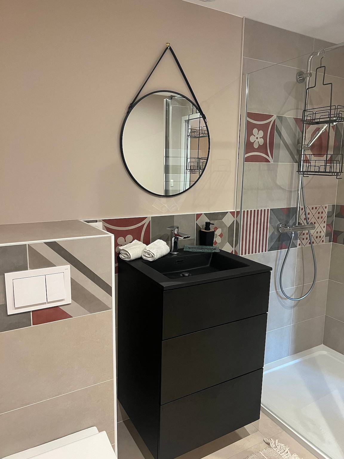 Chambre d’hôtes « Chambre Brimbelle et salle de bain » avec terrasse partagée, Wi-Fi et clim in Champdray, Saint-Dié-des-Vosges