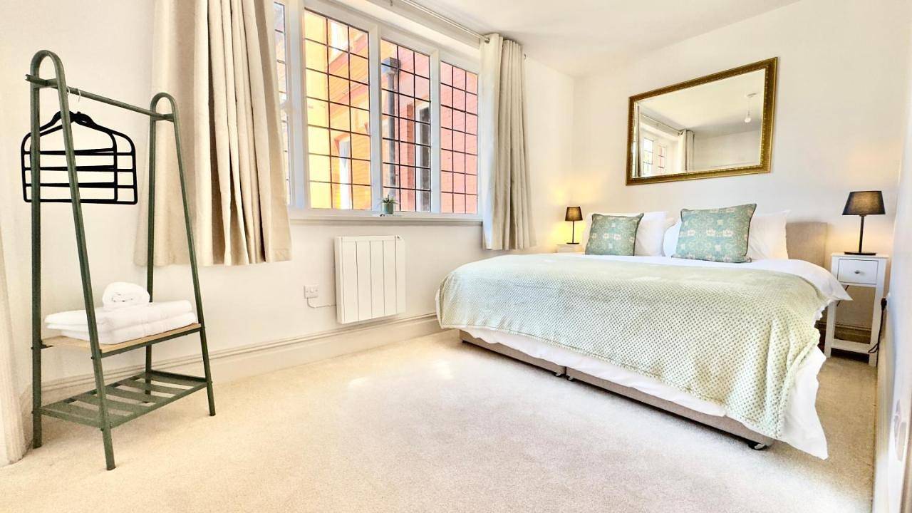 Entire apartment, Two-Bedroom Apartment in Merseyside