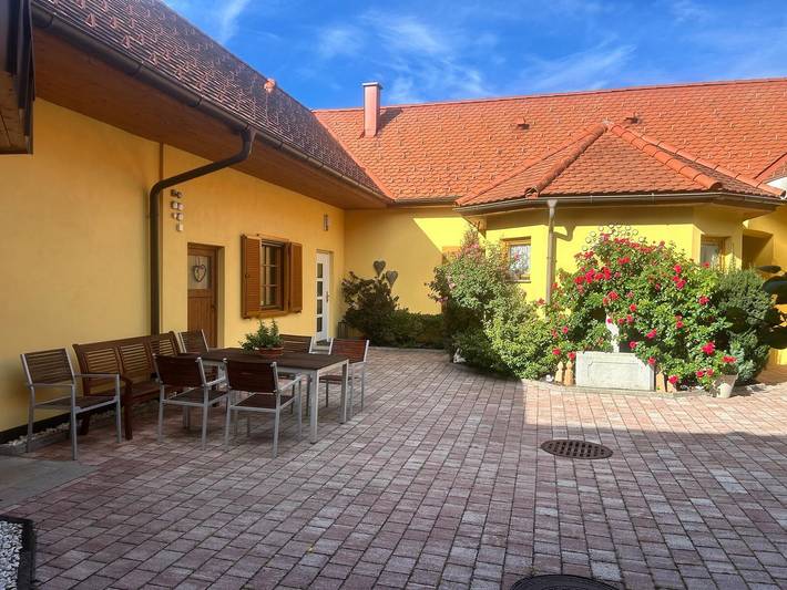 Ganze Wohnung, Ferienwohnung 'Unit 1' mit Gemeinschaftsterrasse und WLAN in Fürstenfeld, Steirerland