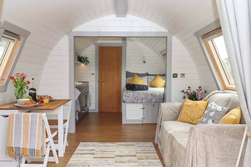 Under Oak Pod, pet friendly, with hot tub in Totnes in South Brent, South Devon