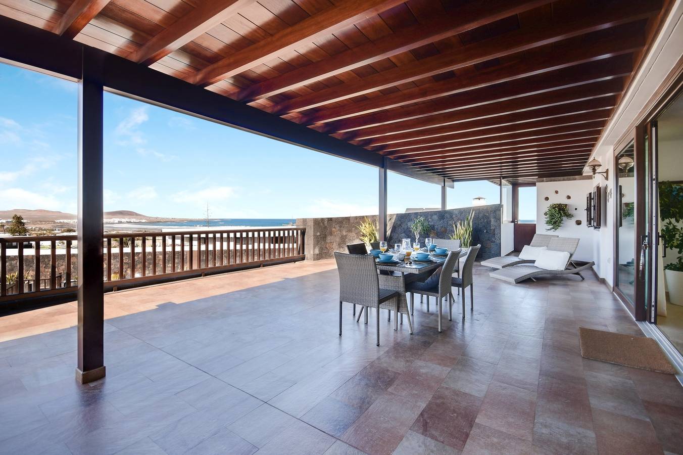 Entire apartment, Spacious Apartment “Apartamento María” with Balcony, Terrace, Garden, Pool, Jacuzzi & Sauna; Parking Available in Famara Beach, Teguise