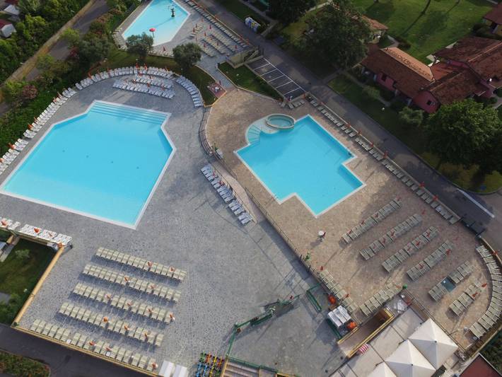 Ferienpark für 4 Personen, mit Whirlpool und Kinderpool sowie Pool am Gardasee
