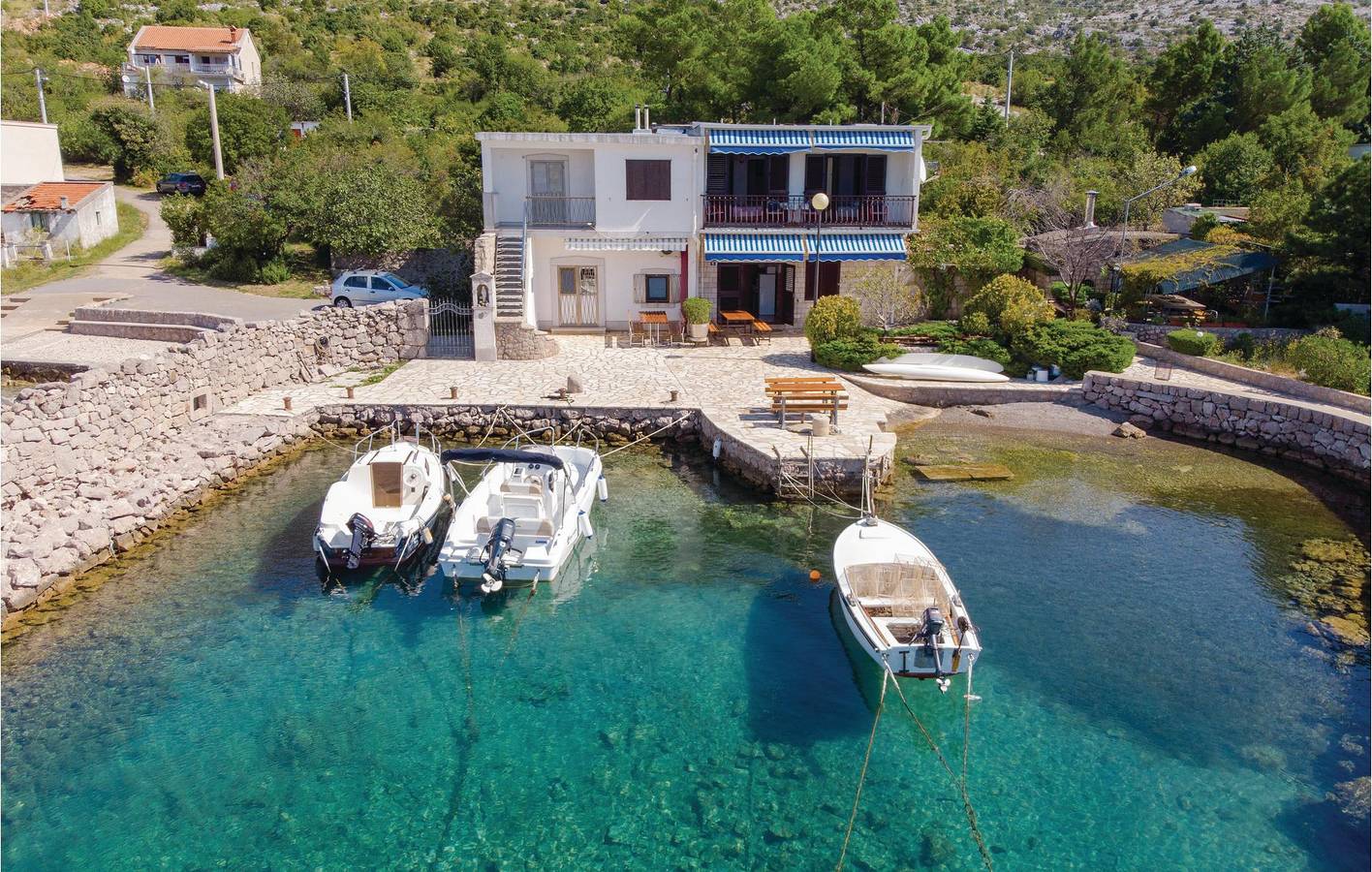 Ganze Ferienwohnung, Gemütliche Ferienwohnung mit Terrasse, nur wenige Schritte vom Meer entfernt und in der Nähe des Stadtzentrums in Cesarica, Kvarner Festland