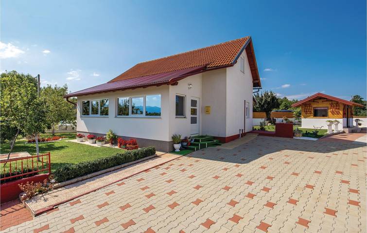 Geräumige 2-Zimmer-Oase mit Pool und Terrasse, nur wenige Schritte vom Fluss Jadova entfernt in Gospitsch, Lika-Senj