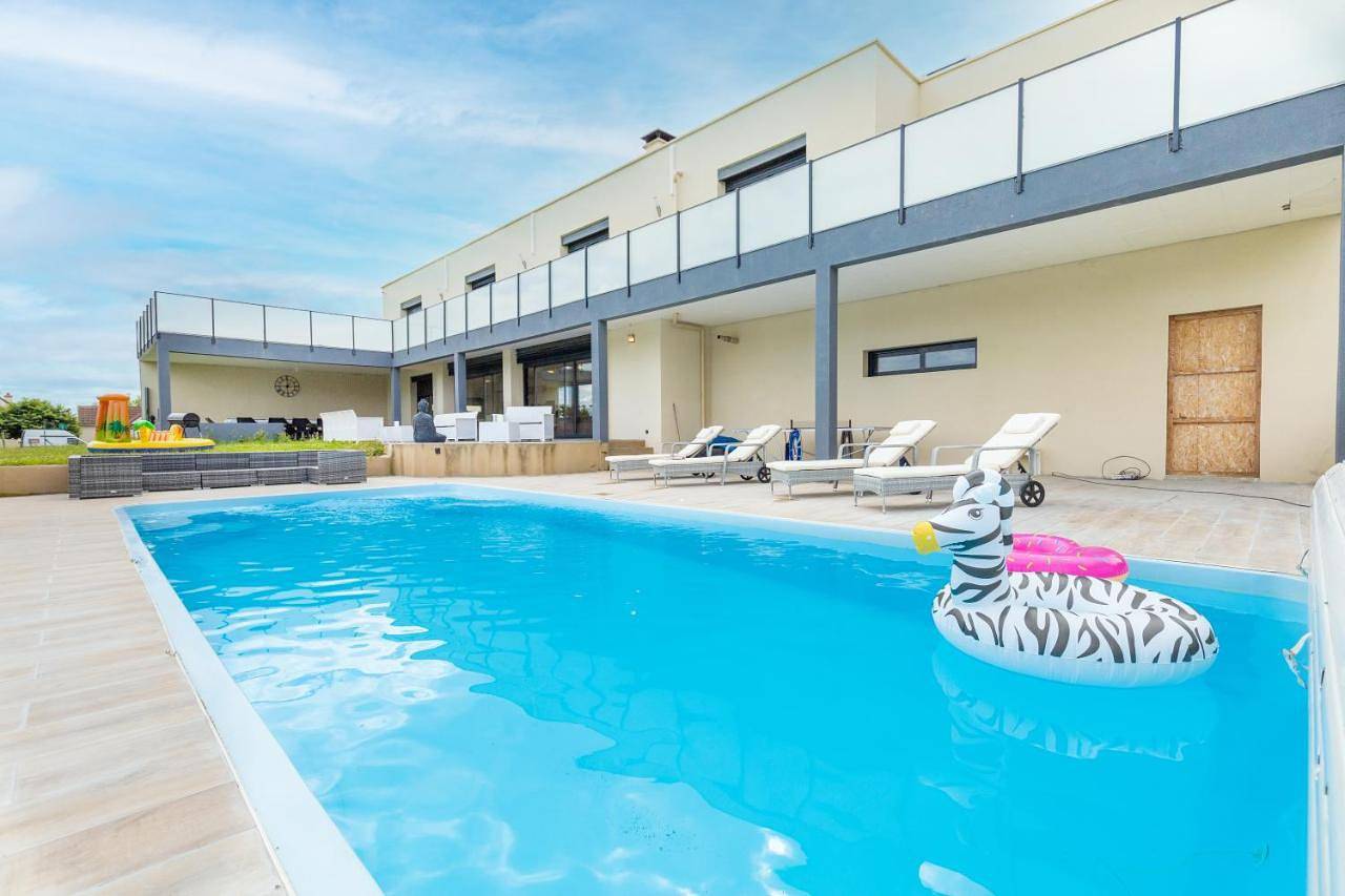 Villa with Private Pool in Nibelle, Région de Pithiviers