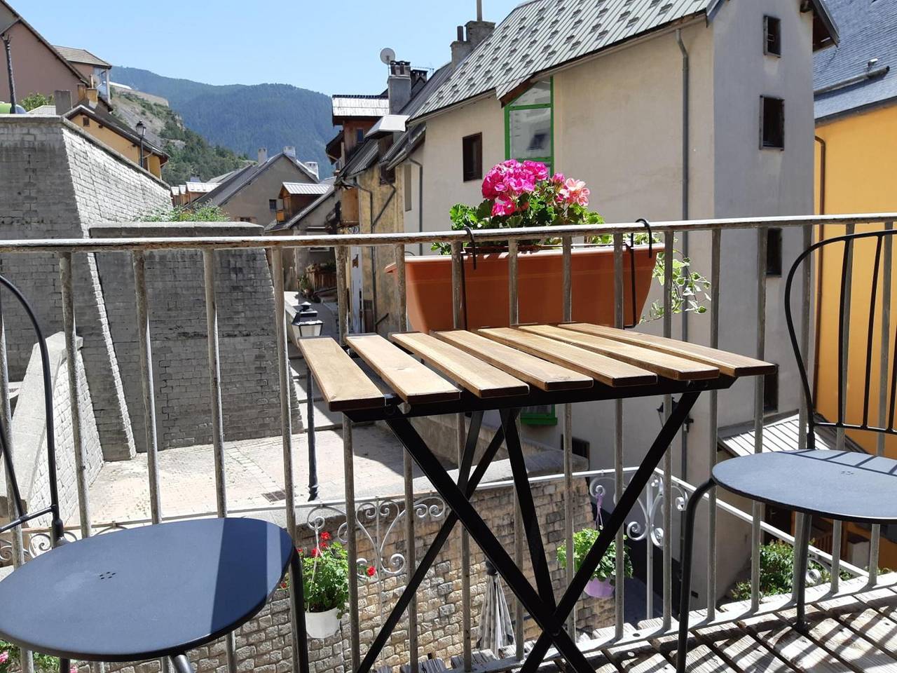 Ολόκληρο το διαμέρισμα, Apartment 'Appartement Deux Chambres' with Mountain View, Private Terrace and Wi-Fi in Briançon, Serre Chevalier