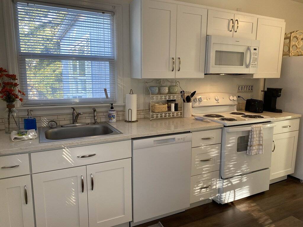 Ganze Wohnung, Unit C at the Manor House Month to Month in Salem (OR), Willamette Valley