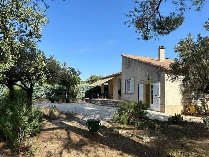 Gîte pour 4 personnes, avec terrasse ainsi que jardin et vue à Lagarde-Paréol