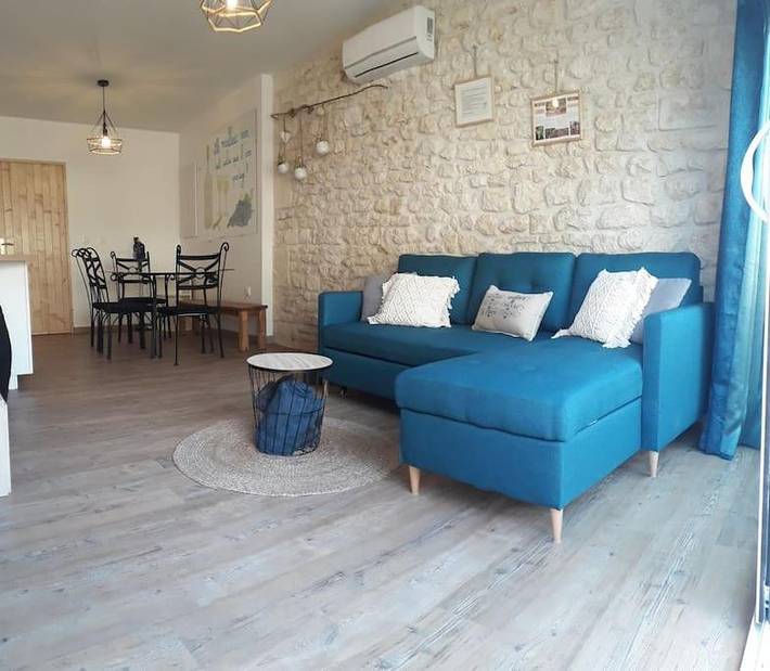 Location de vacances pour 2 personnes, avec Terrasse ainsi que Jardin et Vue à Saint-Germain-de-Lusignan