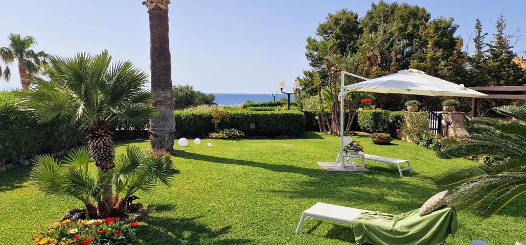 Casa vacanza per 11 persone, con idromassaggio e giardino nonché piscina, adatto a famiglie con bambini a Mazzaforno