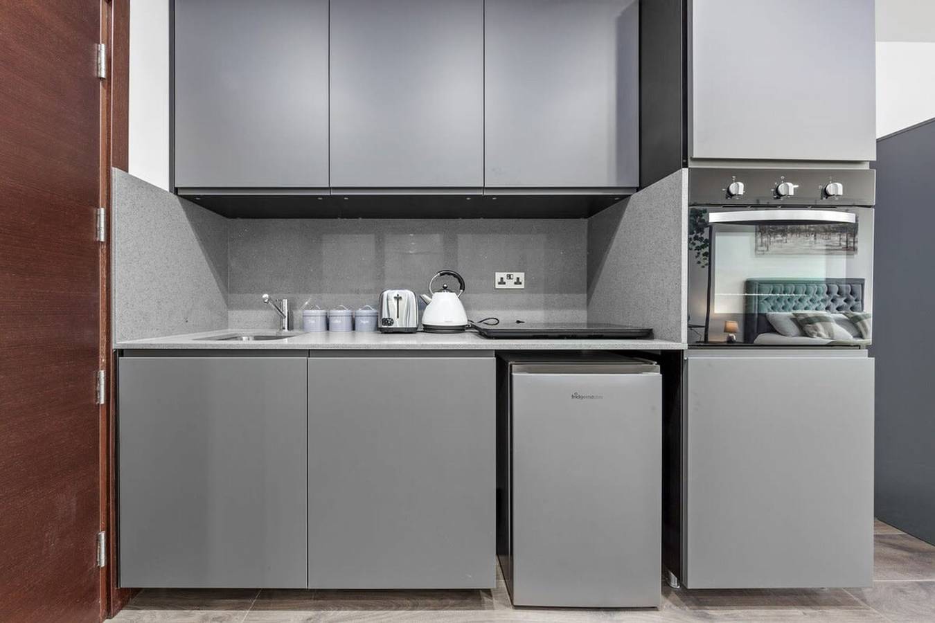 Entire apartment, Serviced Studio Flat Golders Green near Hampstead in London, South East England