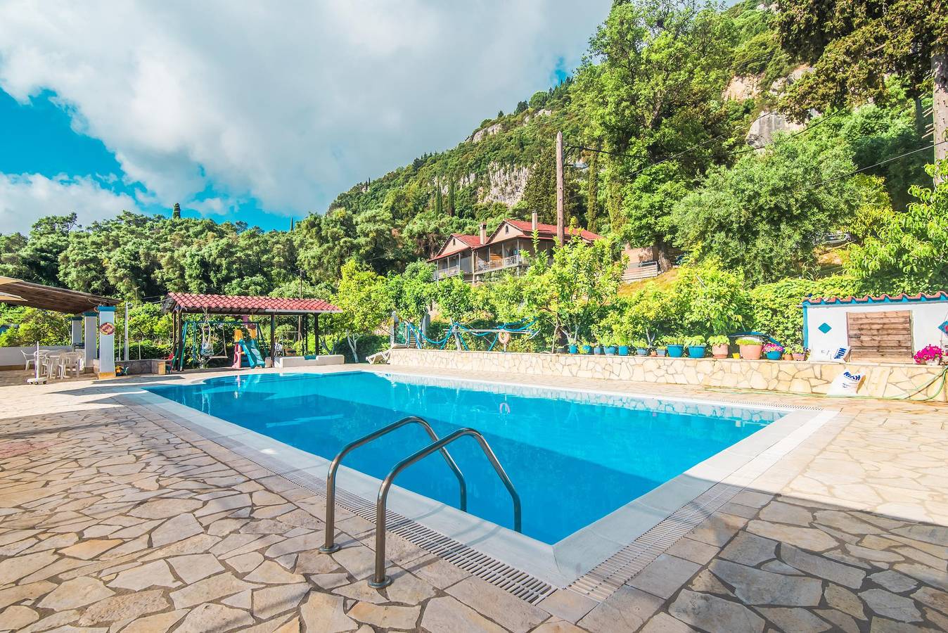 Geheel appartement, Familieappartement met zeezicht en gedeeld zwembad in Achilleio, Corfu